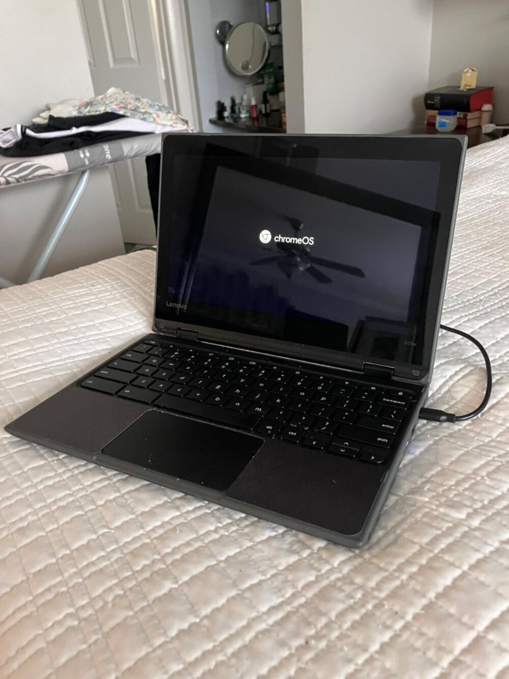 Lenovo 500e Chromebook 2-in-1 Touchscreen Laptop | Stylus Pen + Charger - Picture 2 of 4